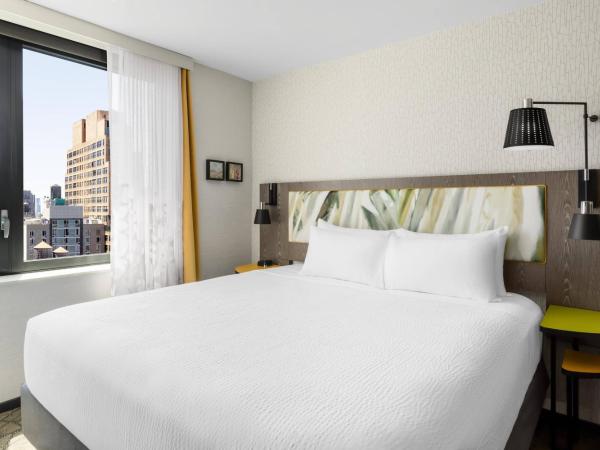 TownePlace Suites by Marriott New York Manhattan/Chelsea : photo 2 de la chambre studio lit king-size avec kitchenette - vue sur ville