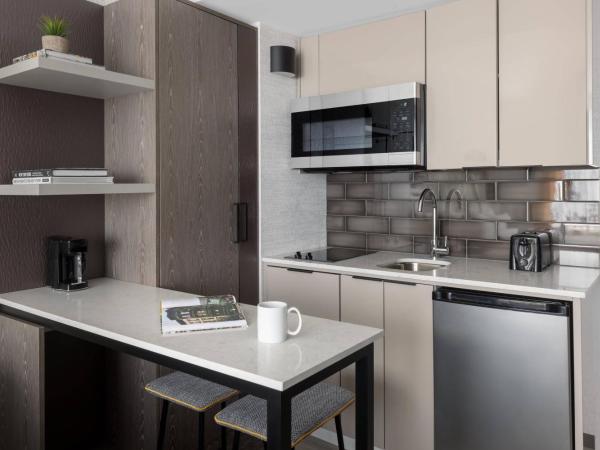 TownePlace Suites by Marriott New York Manhattan/Chelsea : photo 4 de la chambre studio lit king-size avec kitchenette