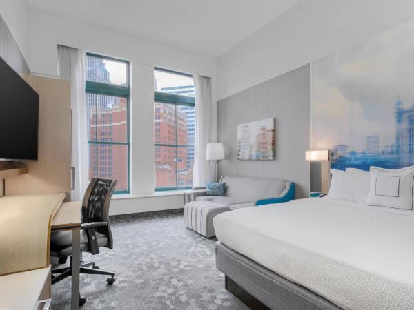 Courtyard by Marriott Pittsburgh Downtown : photo 1 de la chambre chambre lit king-size avec canapé-lit - vue sur ville