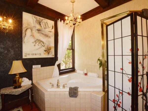Marketa's Bed and Breakfast : photo 7 de la chambre chambre lit queen-size avec baignoire spa