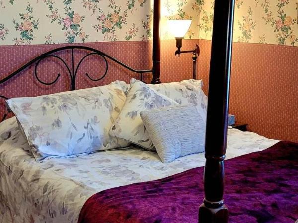 Marketa's Bed and Breakfast : photo 2 de la chambre chambre lit queen-size avec salle de bains commune