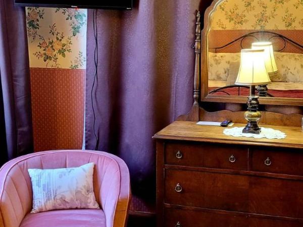 Marketa's Bed and Breakfast : photo 3 de la chambre chambre lit queen-size avec salle de bains commune