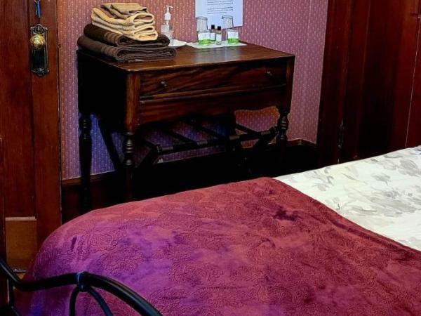 Marketa's Bed and Breakfast : photo 5 de la chambre chambre lit queen-size avec salle de bains commune