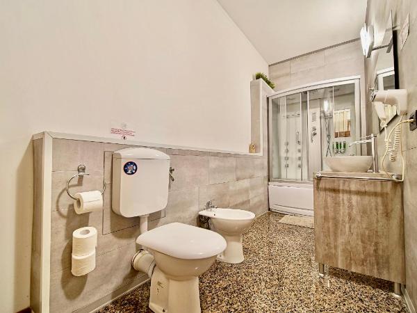 Vitti's Home Verona : photo 4 de la chambre chambre double avec salle de bains privative