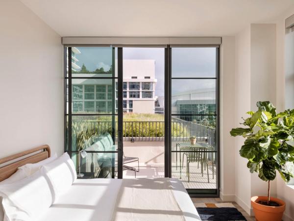 ROOST Tampa : photo 2 de la chambre studio shared living a with shared kitchen