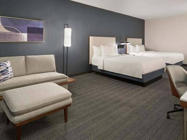Courtyard by Marriott Toronto Mississauga/Meadowvale : photo 1 de la chambre chambre avec 2 lits queen-size et canapé-lit