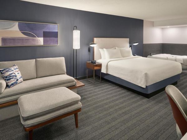 Courtyard by Marriott Toronto Mississauga/Meadowvale : photo 2 de la chambre chambre lit king-size avec baignoire spa