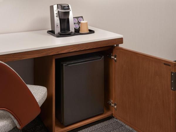 Courtyard by Marriott Toronto Mississauga/Meadowvale : photo 3 de la chambre chambre lit king-size avec canapé-lit