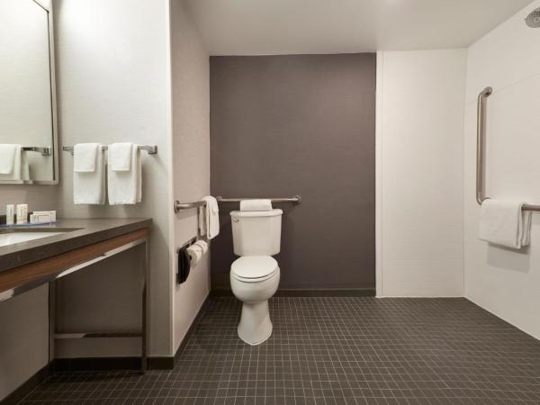 Courtyard by Marriott Toronto Mississauga/Meadowvale : photo 6 de la chambre chambre lit king-size avec canapé-lit