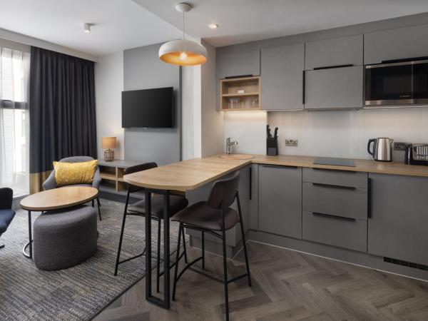 Staybridge Suites London-Vauxhall, an IHG Hotel : photo 5 de la chambre studio lit king-size avec kitchenette et espace ergonomique flex