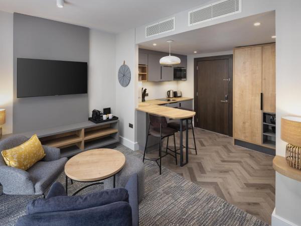 Staybridge Suites London-Vauxhall, an IHG Hotel : photo 2 de la chambre studio lit king-size avec kitchenette et espace ergonomique flex