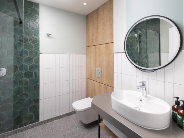 Staybridge Suites London-Vauxhall, an IHG Hotel : photo 1 de la chambre studio lit king-size avec kitchenette et espace ergonomique flex