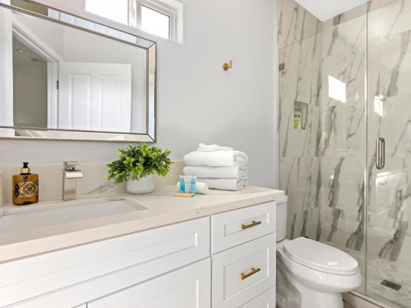 Adorable 3 bedroom with Jacuzzi & more : photo 3 de la chambre maison 3 chambres