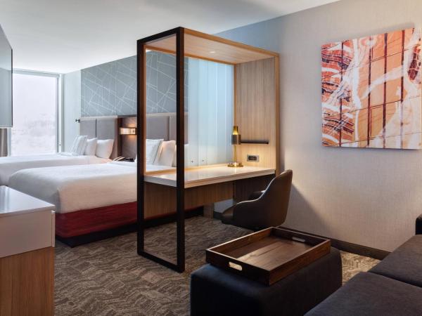 SpringHill Suites by Marriott Orlando at Millenia : photo 1 de la chambre suite avec 2 lits queen-size et canapé-lit