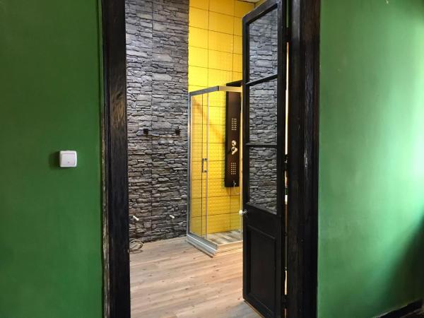 Titan House Hostel : photo 1 de la chambre lit dans dortoir mixte de 6 lits