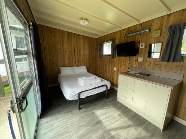 Holdens Bay Holiday Park : photo 2 de la chambre standard cabin (shared bathroom)