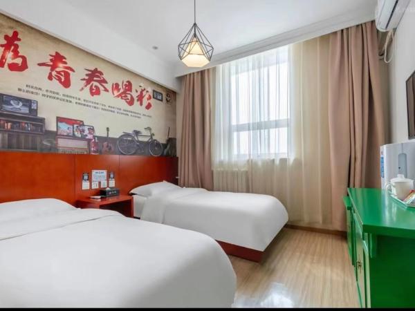Happy Dragon City Center Alley Hotel -In the city center with big window&heater, ticket service&Free Coffee&Food recommendation,Near Tian Anmen Forbiddencity,Easy to get traditional Walking area&Shichahai : photo 1 de la chambre chambre lits jumeaux supérieure