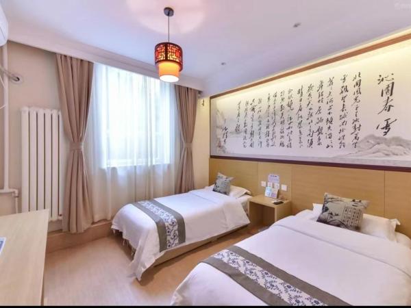 Happy Dragon City Center Alley Hotel -In the city center with big window&heater, ticket service&Free Coffee&Food recommendation,Near Tian Anmen Forbiddencity,Easy to get traditional Walking area&Shichahai : photo 3 de la chambre chambre lits jumeaux supérieure