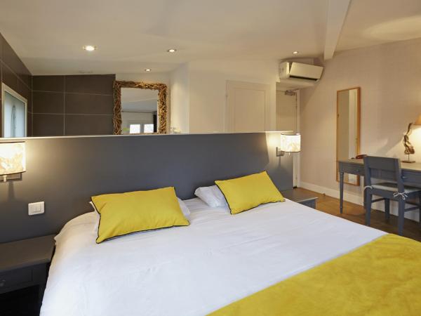 Hôtel St Sernin : photo 8 de la chambre chambre double - vue sur basilique