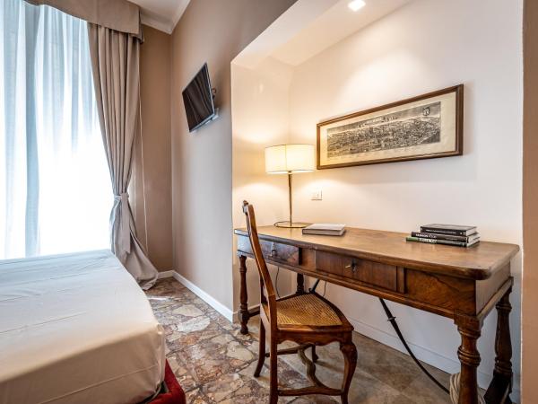 Luxury Bed and Breakfast Cerretani Palace : photo 7 de la chambre chambre double ou lits jumeaux supérieure avec vue sur ville