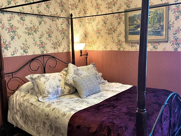 Marketa's Bed and Breakfast : photo 7 de la chambre chambre lit queen-size avec salle de bains commune