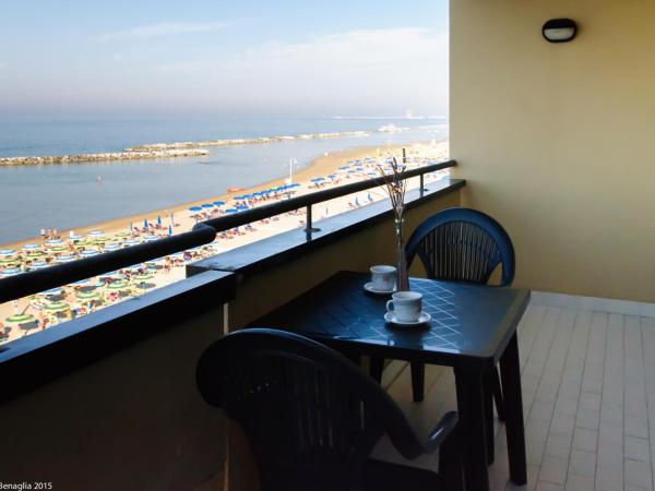 Residence Belvedere Vista - SeaFront : photo 2 de la chambre appartement 1 chambre - vue directe sur mer