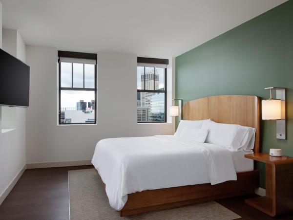 Element Detroit at the Metropolitan : photo 1 de la chambre chambre lit king-size - vue sur ville
