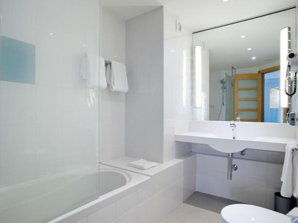 Novotel Macon Nord Autoroute du Soleil : photo 9 de la chambre standard room with one double bed and three single beds