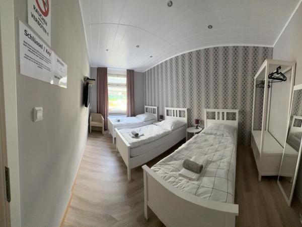 Eva's Hostel - Self Check-In & Only Private Rooms : photo 1 de la chambre chambre triple - vue sur jardin