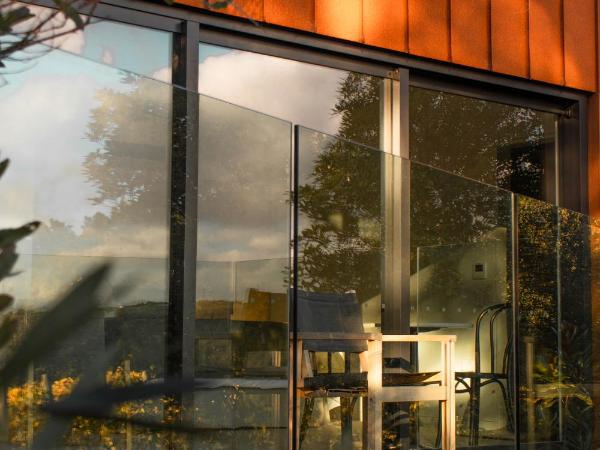 Tussock Hill Vineyard Retreats : photo 3 de la chambre chambre lit king-size avec balcon