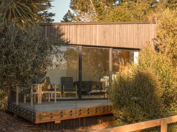 Tussock Hill Vineyard Retreats : photo 2 de la chambre chambre lit king-size - vue sur jardin