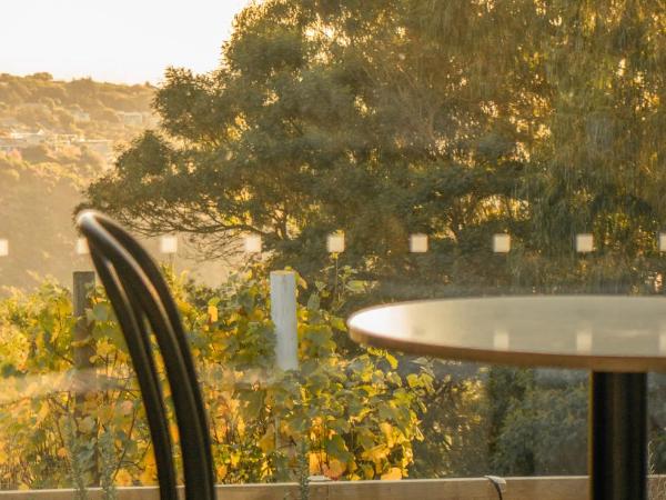 Tussock Hill Vineyard Retreats : photo 10 de la chambre chambre lit king-size - vue sur jardin