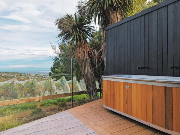 Tussock Hill Vineyard Retreats : photo 9 de la chambre chambre lit king-size - vue sur jardin