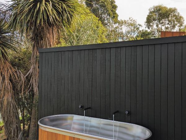 Tussock Hill Vineyard Retreats : photo 3 de la chambre chambre lit king-size - vue sur jardin