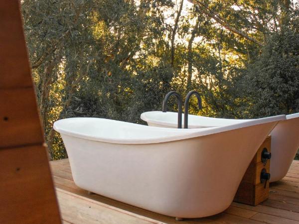 Tussock Hill Vineyard Retreats : photo 9 de la chambre chambre lit king-size avec balcon