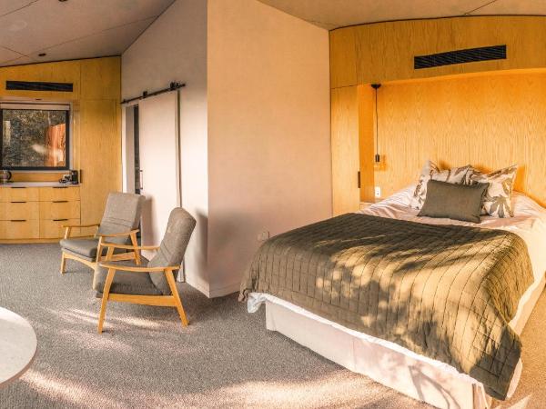 Tussock Hill Vineyard Retreats : photo 5 de la chambre chambre lit king-size avec balcon