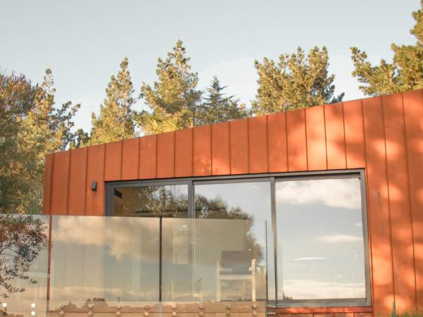 Tussock Hill Vineyard Retreats : photo 4 de la chambre chambre lit king-size avec balcon