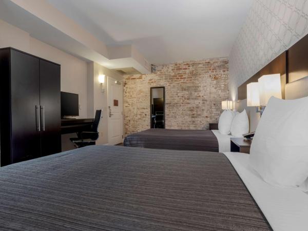 Best Western Plus St. Christopher Hotel : photo 1 de la chambre chambre avec 2 lits doubles et baignoire spa - sans fenêtre