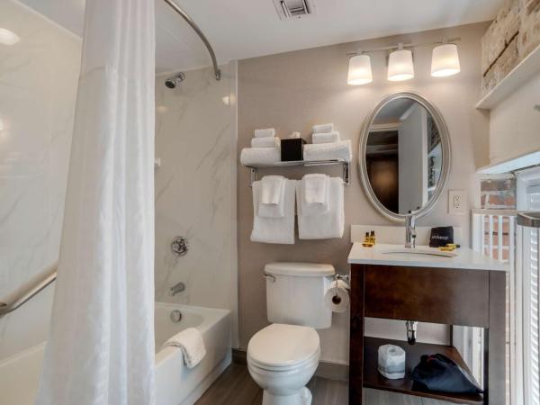 Best Western Plus St. Christopher Hotel : photo 4 de la chambre chambre avec 2 lits doubles et baignoire accessible aux personnes à mobilité réduite