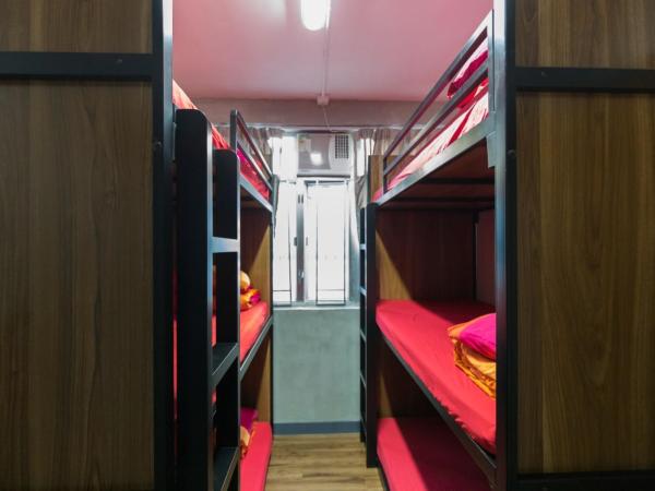 Check Inn HK : photo 2 de la chambre lit simple dans dortoir mixte de 6 lits avec salle de bains commune