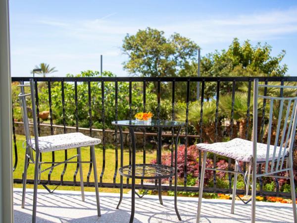 Hotel La Mandorla : photo 1 de la chambre chambre familiale standard