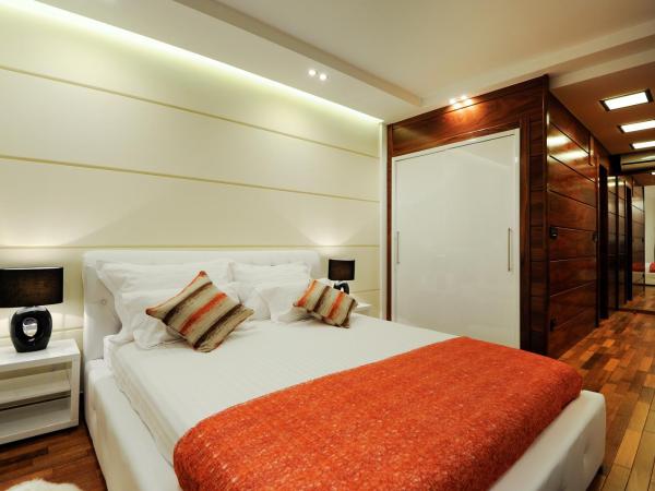 Main Street Studio and Rooms : photo 1 de la chambre chambre double deluxe avec douche