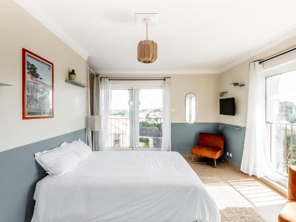 Résidence Chateau d'Acotz - Appartements avec piscine à 600m des plages à Saint-Jean-de-Luz : photo 2 de la chambre appartement - vue sur mer