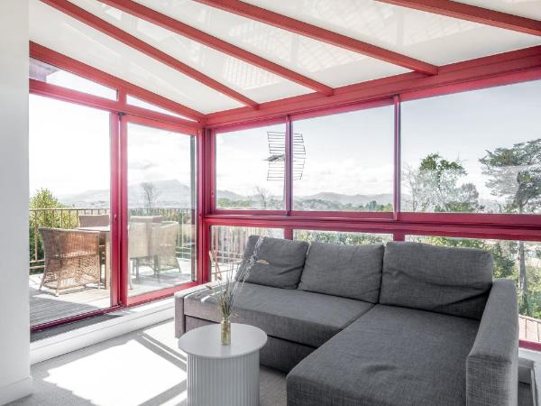 Résidence Chateau d'Acotz - Appartements avec piscine à 600m des plages à Saint-Jean-de-Luz : photo 8 de la chambre appartement - vue sur mer