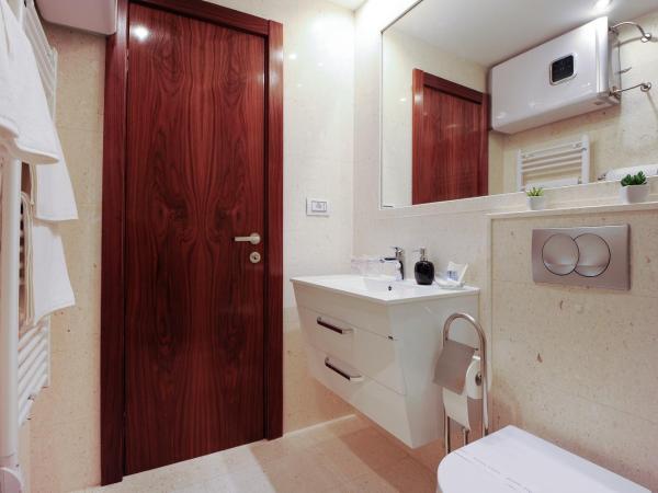 Main Street Studio and Rooms : photo 7 de la chambre studio lit king-size deluxe