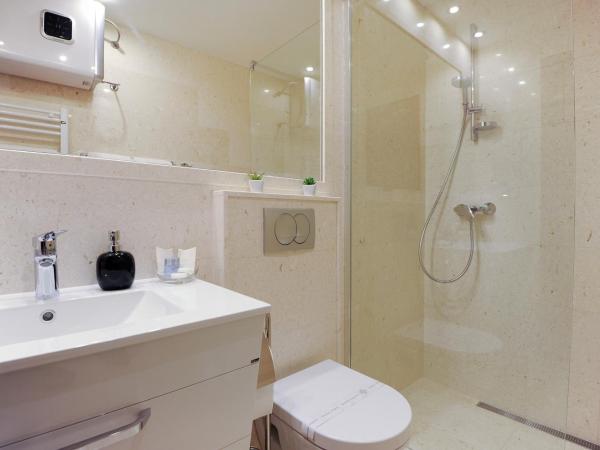 Main Street Studio and Rooms : photo 10 de la chambre studio lit king-size deluxe