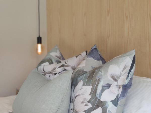 Tussock Hill Vineyard Retreats : photo 6 de la chambre chambre lit king-size - vue sur jardin