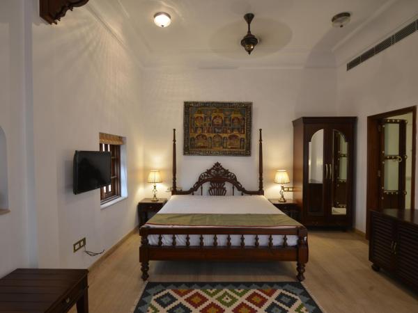 Haveli Dharampura - UNESCO awarded Boutique Heritage Hotel : photo 8 de la chambre diwan-e-khas room - haveli dharampura