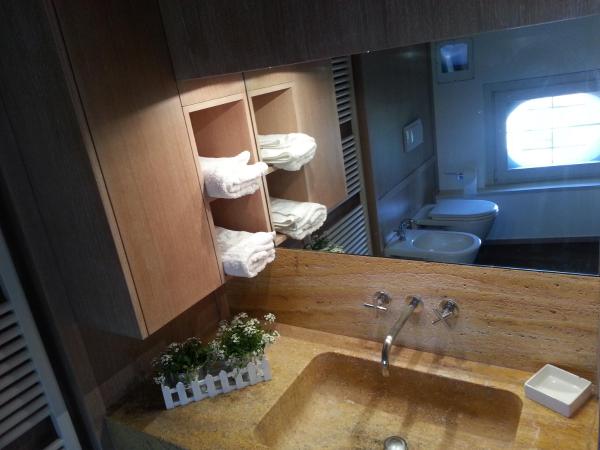 B&B Bergamo Alta : photo 6 de la chambre chambre double ou lits jumeaux avec salle de bains privative