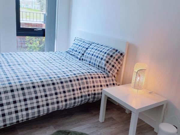 Modern House : photo 9 de la chambre chambre double avec salle de bains privative